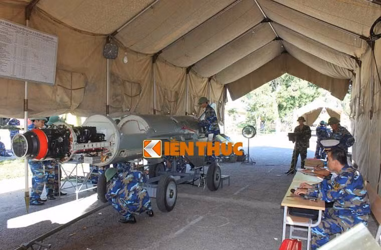 Trong ảnh là đầu tự dẫn radar chủ động của P-21, kích hoạt khi cách mục tiêu 10-20km.