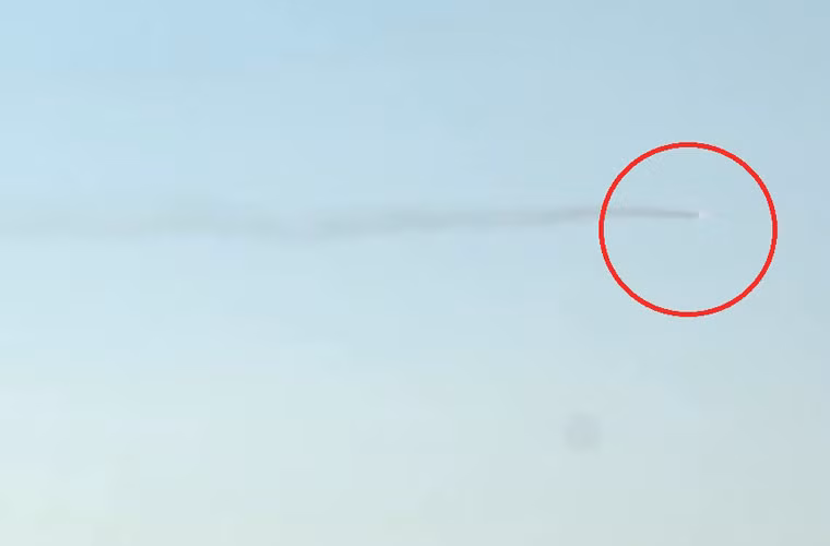 Dù có tầm bắn ngắn hơn P-35B 4K44 Redut hay P-800 Bastion-P, tuy nhiên đó lại là lợi thế của P-21 khi có thể tấn công các tàu lọt qua phạm vi tác chiến tối thiểu của hai tổ hợp trên. Ngoài ra, dù bị coi là tên lửa lạc hậu, chậm chạp, radar dễ bị gây nhiễu, thế nhưng P-21 được coi là rất hữu dụng chống lại các loại tàu đổ bộ lớn vốn trang bị vũ khí phòng thủ hạn chế. Với một cuộc tấn công quy mô bằng nhiều quả tên lửa phóng loạt cùng lúc, chỉ cần một quả P-21 cũng đủ “tiễn” tàu đổ bộ lớn 10-20.000 tấn xuống đáy biển hoặc mất khả năng chiến đấu. Nguồn ảnh: Kênh QPVN