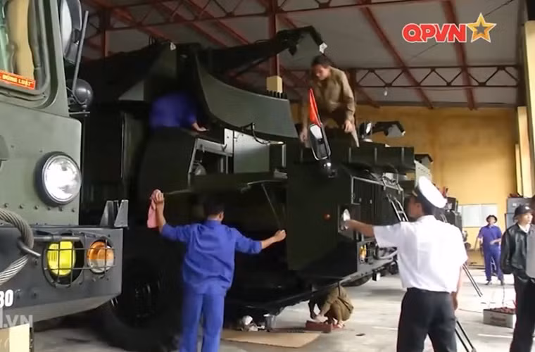 Đáng chú ý, xe phóng đạn 3P51 tích hợp luôn cả cabin điều khiển, đài radar trinh sát – dẫn bắn Harpoon và bệ phóng tên lửa KT-161. Trong ảnh, anten parabol của đài Harpoon trên xe phóng 3P51 trong trạng thái nghỉ ngơi. Đài này có tầm trinh sát 40-100km, cung cấp lệnh dẫn đường cho các tên lửa. Nguồn ảnh: Kênh QPVN