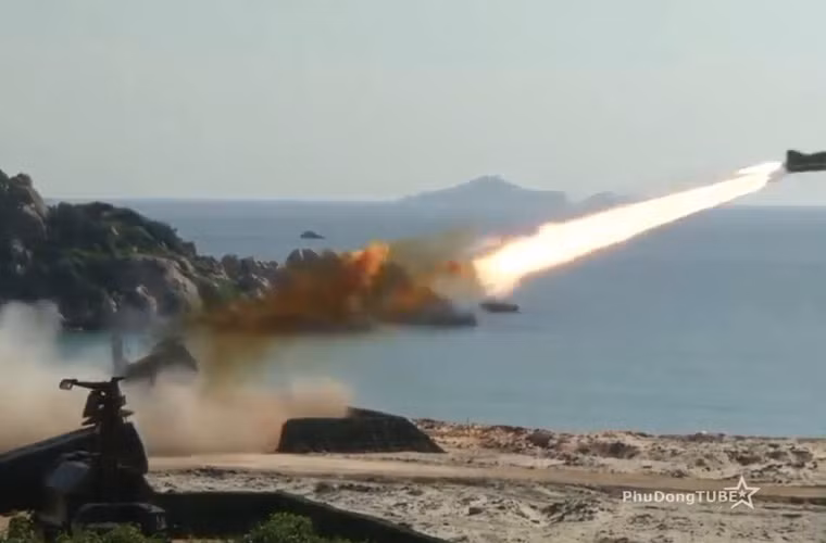 Tầm bắn của tên lửa đạt 8-80km, trần bay của tên lửa 25-50-250m được nạp vào máy tính trước khi phóng, tốc độ hành trình cận âm 1.100km/h (Mach 0,9). Trong ảnh, động cơ khởi tốc của tên lửa đưa đạn rời bệ phóng, ở độ cao ổn định động cơ chính turbojet sẽ kích hoạt đưa đạn tới mục tiêu. Nguồn ảnh: Kênh QPVN