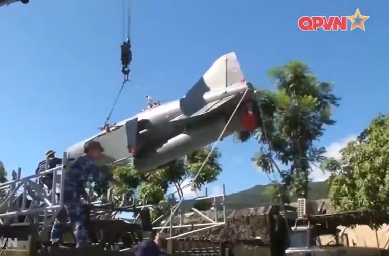 Tổ hợp 4K51 Rubezh được trang bị đạn tên lửa hành trình chống tàu P-21 – phiên bản xuất khẩu của mẫu P-15M. Nó có chiều dài khoảng 6,56m, sải cánh 2,5m, đường kính thân (lớn nhất) 0,78m, trọng lượng phóng 2,5 tấn, lắp đầu đạn nổ phá uy lực mạnh 513kg (có một số nguồn thì cho là 454kg). Trên thân tên lửa, có 3 cánh đuôi tam giác gắn liền thân và 2 cánh lớn ở giữa thân được gấp gọn trong trạng thái hành quân. Nguồn ảnh: Kênh QPVN