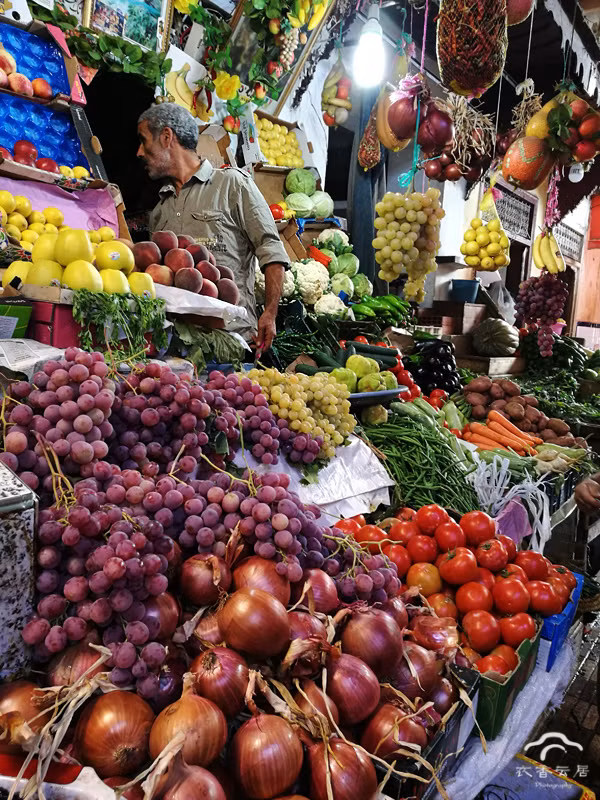 Sạp hàng hoa quả, rau củ tại chợ. Ảnh Sina