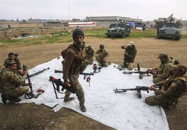 Mỗi người phụ trách một khẩu súng tại bãi tập kết ở ngôi làng Oreij. Ảnh FNA