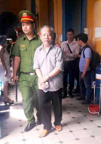 Ông Lê Quốc Cường, nguyên Trưởng ban Bồi thường giải phóng mặt bằng quận 1, TP.HCM tại phiên tòa nhưng sau đó tạm hoãn.