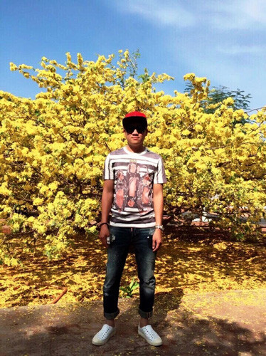 Du khách nườm nượp đổ về xem và chụp ảnh bên cây mai vàng rực rỡ mỗi dịp Tết đến.