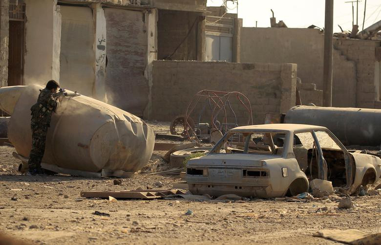 Trong 2 tháng đầu năm 2019, những tháng cuối cùng của cuộc chiến chống IS, khoảng 60.000 người đã bỏ chạy khỏi hang ổ cuối cùng của IS tại Syria. Theo SDF, hơn 50% số người rời khỏi Baghouz là dân thường, trong đó có các nạn nhân của IS.