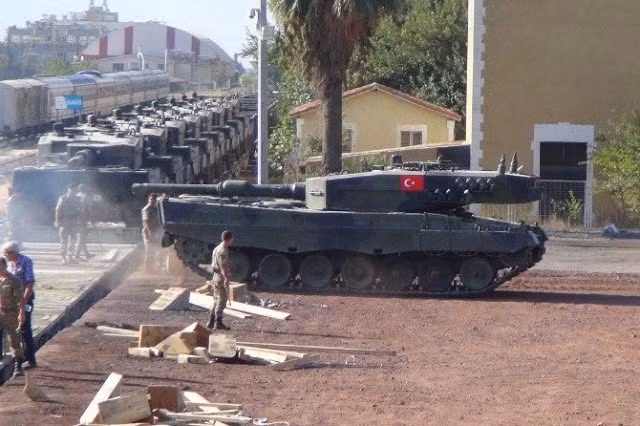 Với cách viện trợ vũ khí của Mỹ, giới chuyên gia cho rằng, Mỹ vừa được tiếng không hẳn đã bỏ rơi đồng minh chống IS nhưng điều Mỹ làm không khiến lực lượng dân chủ có cơ hội đối đầu với Thổ Nhĩ Kỳ và một thất bại toàn diện trong tương lai gần rất khó tránh. Ảnh trong bài: Số vũ khí NSA tịch thu và tăng Leopard 2A4 của Thổ.