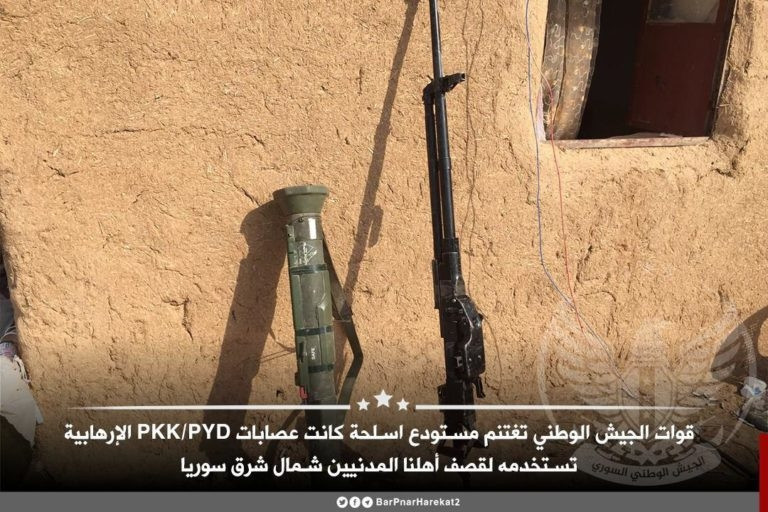 Hình ảnh được công bố cho thấy, kho vũ khí SDF bị mất gồm nhiều loại khác nhau nhưng có số lượng lớn nhất là đạn phản lực trang bị cho hệ thống Grad 122mm, tên lửa chống tăng AT-4, xe bọc thép Humvee.