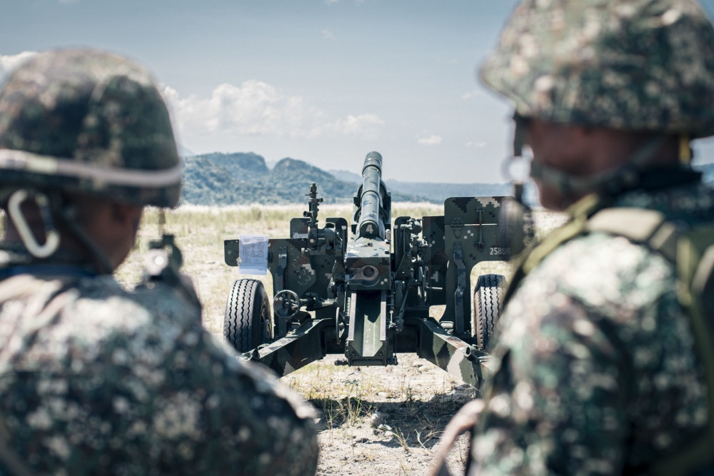 Thủy quân lục chiến Philippines thực hành bắn đạn thật với lựu pháo M2A1 105 mm. Tuy lựu pháo này được chế tạo từ trong Thế chiến II, nhưng vẫn là vũ khí chi viện hỏa lực hiệu quả cao và chi phí thấp trên chiến trường. Ảnh: DVIDS.