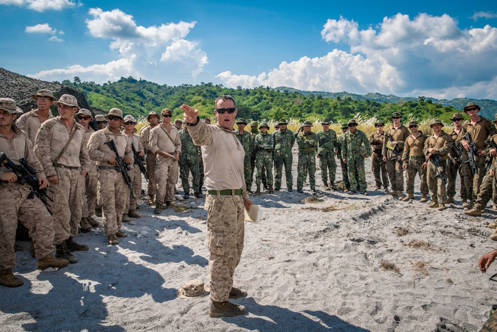 Trong 2 ngày cuối của cuộc tập trận chung Kamandag 3 do Philippines dẫn đầu, thủy quân lục chiến Mỹ và Philippines phối hợp đã thực hành khóa mục bắn tỉa hạ, tiêu diệt mục tiêu với lựu pháo 155mm và vũ khí trên xe thiết giáp. Ảnh: Thủy quân lục chiến Mỹ.