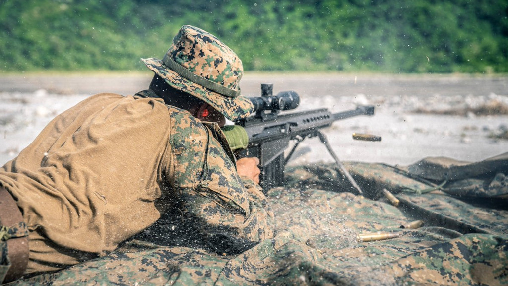 Một lính thủy quân lục chiến Philippines thực tập hạ mục tiêu bằng súng bắn tỉa hạng nặng cỡ nòng 12,7 mm. Loại súng bắn tỉa hạng nặng này được sử dụng để phá hủy phương tiện chiến đấu của đối phương ở cự ly hơn 2 km. Ảnh: Thủy quân lục chiến Mỹ.