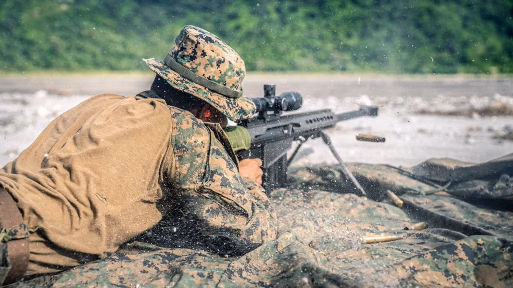 Một lính thủy quân lục chiến Philippines thực tập hạ mục tiêu bằng súng bắn tỉa hạng nặng cỡ nòng 12,7 mm. Loại súng bắn tỉa hạng nặng này được sử dụng để phá hủy phương tiện chiến đấu của đối phương ở cự ly hơn 2 km. Ảnh: Thủy quân lục chiến Mỹ.
