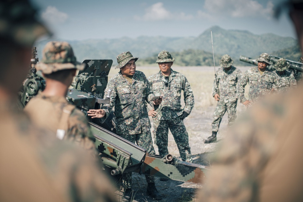 Sĩ quan thủy quân lục chiến Philippines trao đổi kinh nghiệm vận hành lựu pháo M2A1 105 mm với các binh sĩ thủy quân lục chiến Mỹ. Ảnh: DVIDS.