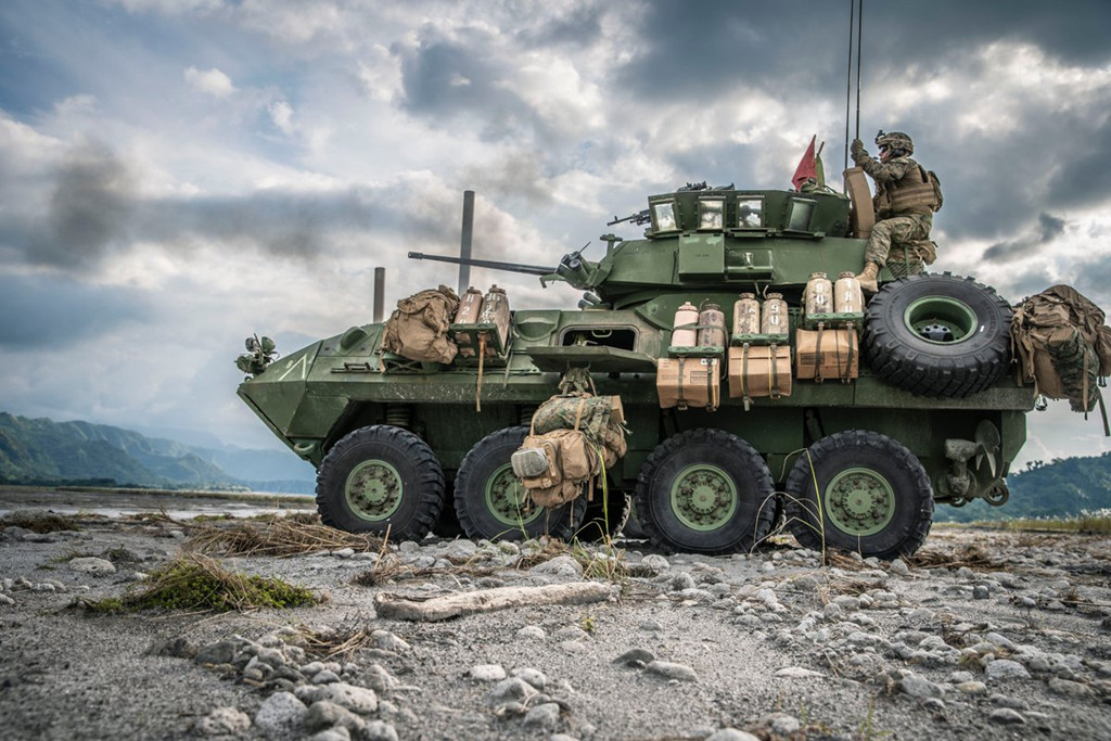 Thủy quân lục chiến Mỹ công kích mục tiêu bằng pháo 30 trên xe chiến đấu bộ binh Stryker. Đây là một trong những phương tiện cơ động nhanh chủ lực của lực lượng này. Ảnh: Thủy quân lục chiến Mỹ.