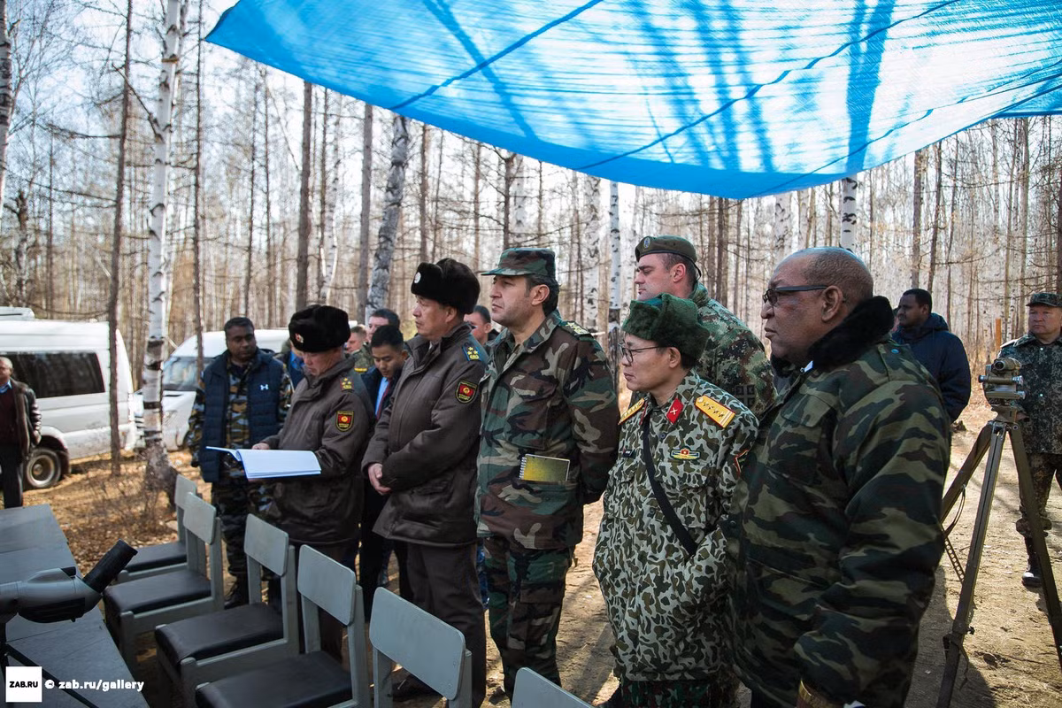 Theo trang ZAB.ru, tùy viên quân sự 11 quốc gia (gồm cả Việt Nam) mới đây đã tới thăm nhà máy sửa chữa thiết giáp 103 ở Atamanovka và xem một số loại vũ khí hiện đại trình diễn tính năng.