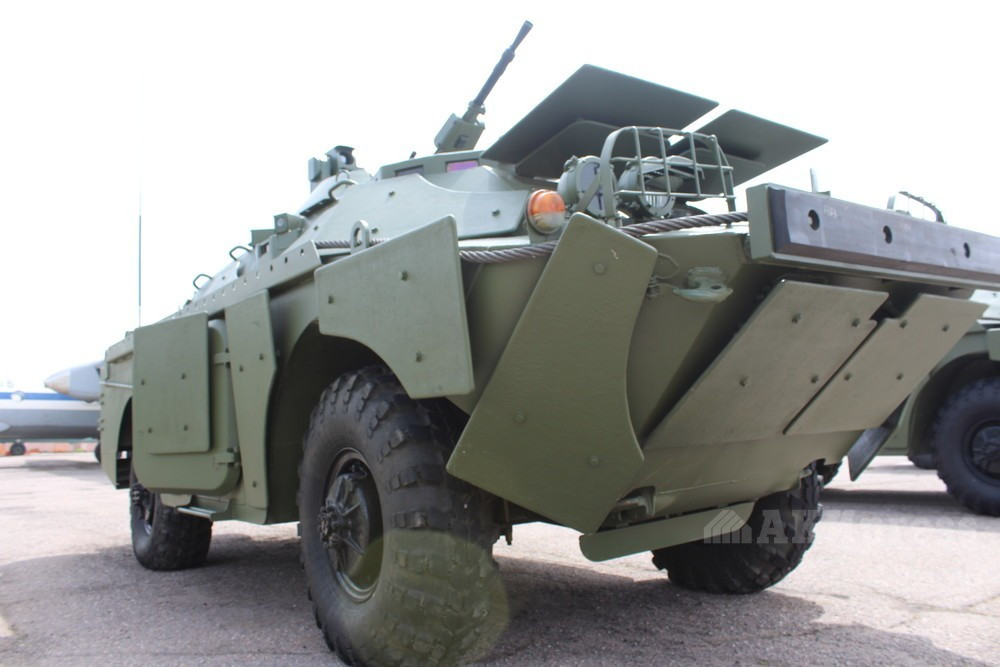 Quan sát bên ngoài những chiếc BRDM-2M này dễ dàng nhận thấy chúng được bổ sung các tấm giáp phụ hai bên thành xe cũng như phía trước.
