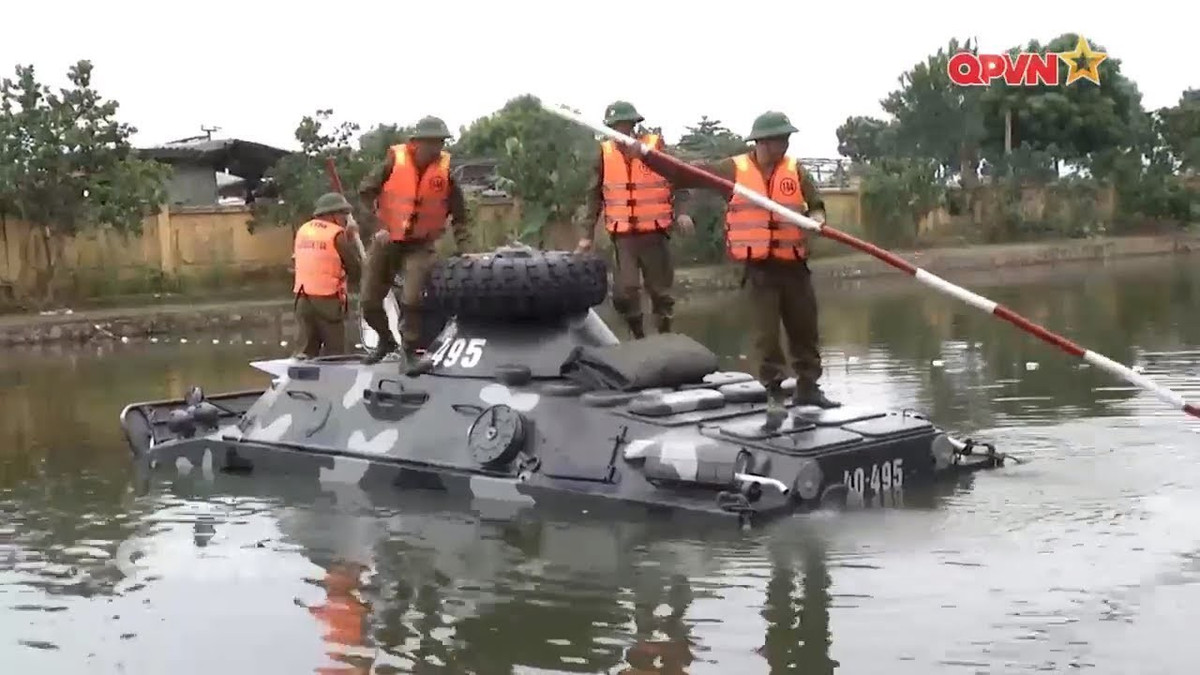 BRDM-2 có trọng lượng 7,7 tấn, chiều dài 5,75 m, chiều rộng 2,37 m, chiều cao 2,31 m. Giáp của xe có độ dày 14 mm ở phần mũi, 10 mm xung quanh và phía trước tháp pháo, 7 mm hai bên hông và phần sau cũng như nóc tháp pháo, 5 mm ở phần thân trên.