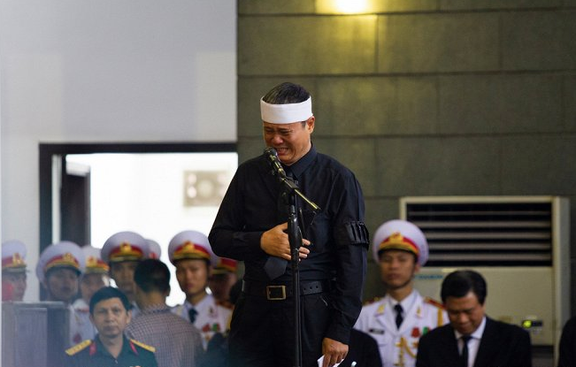 Loi tien biet dam nuoc mat cua anh trai Thu truong Bo GD&DT Le Hai An