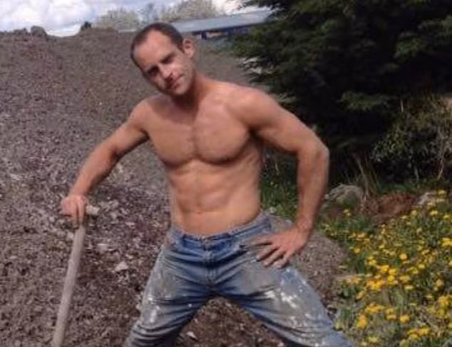 Wilson được chủ nhà tin tưởng giao chìa khóa để vào sửa ống nước.