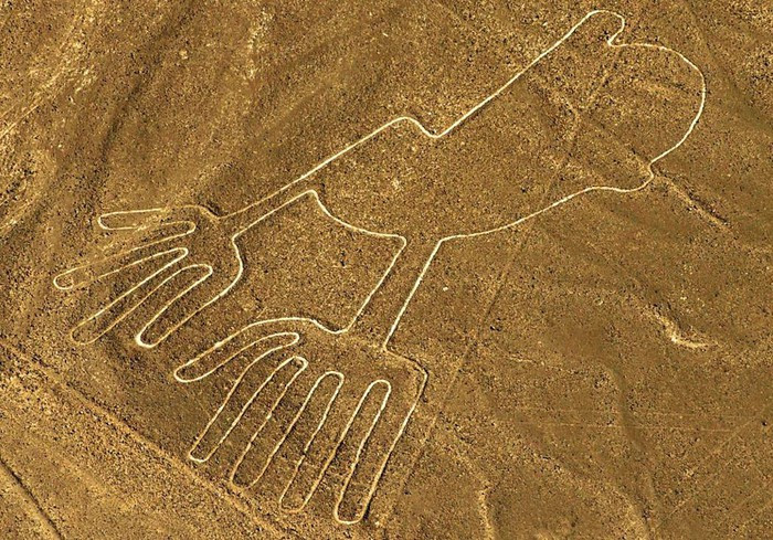 Hình vẽ Nazca chỉ có thể chiêm ngưỡng toàn bộ từ trên cao bởi kích thước khổng lồ. Nghiên cứu gần đây chỉ ra hình vẽ có liên quan đến nước, hàng hóa vô giá ở vùng đất khô cằn. Chúng là một phần của nghi lễ cầu mưa của người dân đối với các vị thần. Ảnh: Latimes.