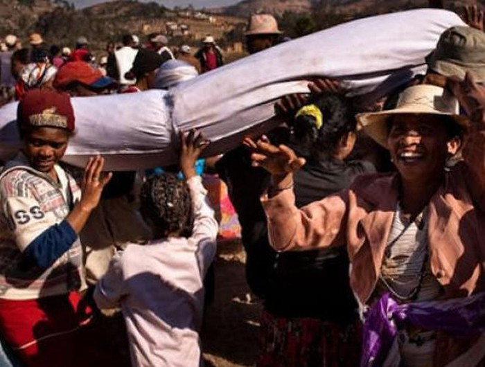 Nghi lễ Famadihana được xem là dịp để người trần thể hiện tình cảm của họ đối với người thân đã quá cố, bởi trong quan niệm của người Madagascar, người đã mất chính là người trung gian giữa người sống và thượng đế. Nếu gia đình nào không tổ chức Famadihana trong khi có đủ điều kiện tài chính đều bị cho là mắc tội nghiêm trọng