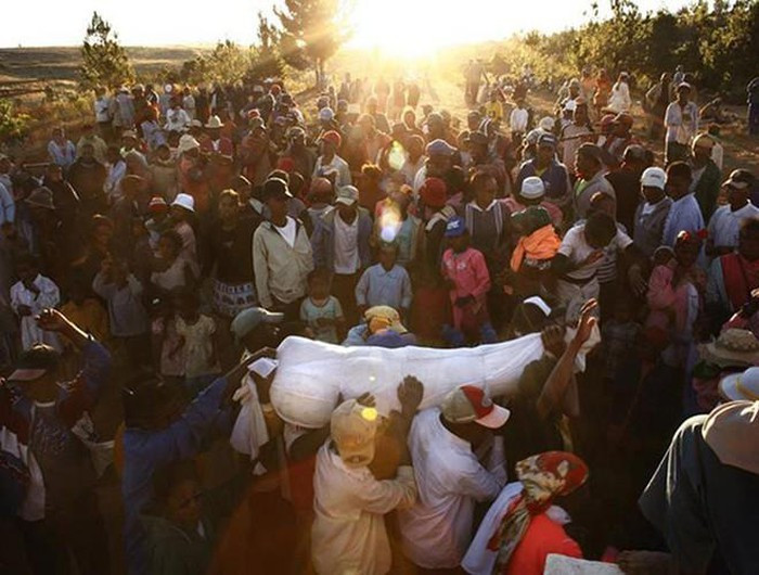 Người dân nơi đây khai quật mộ của những người thân đã mất và bọc hài cốt họ trong một miếng vải mới. Sau đó người dân Madagascar sẽ cùng nhau nhảy múa với bộ hài cốt trong niềm hân hoan, vui mừng.