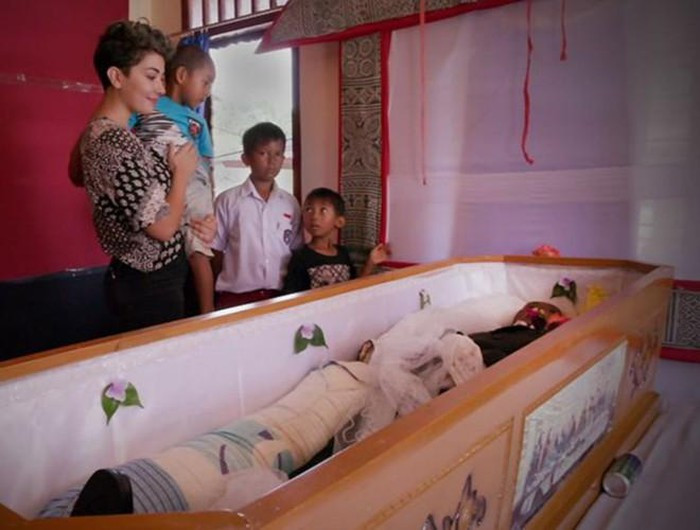 Theo truyền thống, những loại lá và thảo mộc đặc biệt sẽ được chà xát lên thi hài để bảo quản. Nhưng ngày nay, họ tiêm vào thi hài hóa chất bảo quản là formalin để thay thế