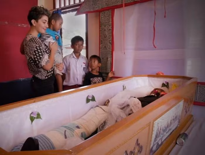 Theo truyền thống, những loại lá và thảo mộc đặc biệt sẽ được chà xát lên thi hài để bảo quản. Nhưng ngày nay, họ tiêm vào thi hài hóa chất bảo quản là formalin để thay thế