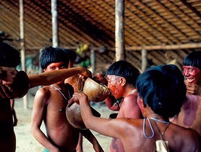 Bộ tộc Yanomami sống trong các rừng nhiệt đới Amazon ở vùng núi phía Bắc Brazil và miền Nam Venezuela duy trì tập tục mai táng đáng sợ đó là ăn tro cốt người chết.