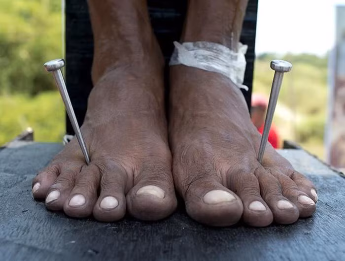 Các đinh sẽ được rửa sạch trước khi bị đóng vào người. Bốn giờ trước khi tiến hành lễ đóng đinh, đàn ông xếp thành hàng dài, chìa lưng cho roi tre và gậy bọc mảnh chai vỡ quần nát thịt da. Máu đỏ phun xuống mặt đường ướt đẫm. Người ta dùng những cây đinh dài chừng 12cm rồi đóng vào bàn tay những người tự nguyện, sau đó treo họ trên thánh giá chừng 10 phút. Những nghi lễ trên, vừa là nét văn hóa bản địa, vừa là hủ tục vẫn hiện diện ngay giữa thế giới phẳng hiện đại ngày nay.