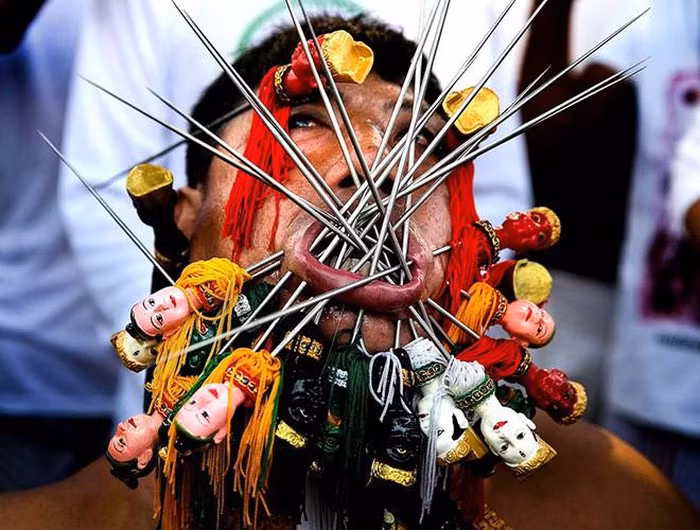 Ron nguoi truoc nhung nghi le dang so tren the gioi