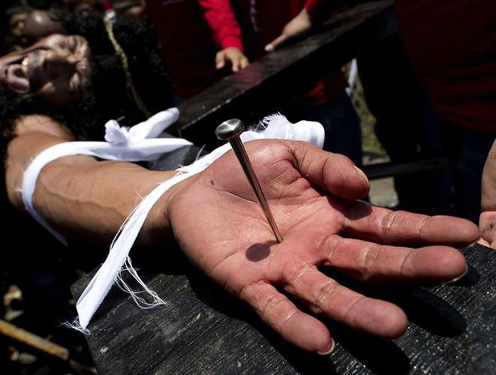 Những người thực hiện nghi thức trên đều là các tín đồ Công giáo. Họ được lựa chọn đóng vai Chúa và sẽ phải diễn những cảnh y như thật nhằm tái hiện lại hình ảnh của Chúa Giêsu khi bị chế giễu, đánh đập dã man, trói trên cây thập giá và bị đóng đinh vào chân tay trước lúc chết. Trong khi đó, những người khác vừa chứng kiến nghi thức, vừa sám hối tội lỗi và cầu nguyện cho một cuộc sống tốt đẹp hơn cũng như thể hiện lòng biết ơn đối với sự che chở, cứu rỗi của Chúa