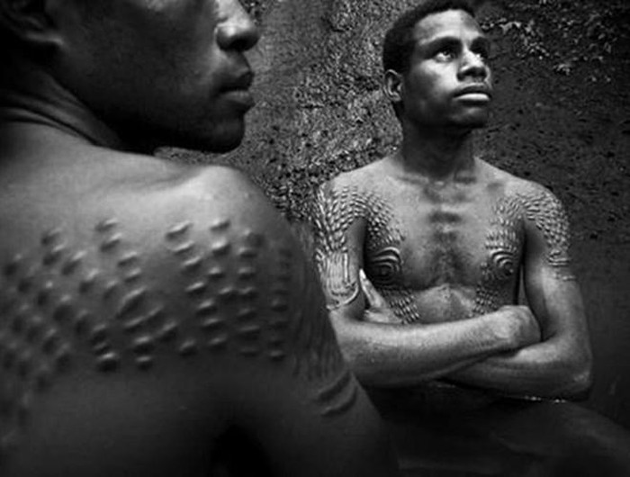 Sau khi nghi lễ kết thúc, vết thương sẽ được các bậc tiền bối lau sạch máu và để lành tự nhiên. Những cơn đau sẽ kéo dài trong nhiều ngày khiến cho các chàng trai khó có thể sinh hoạt như bình thường