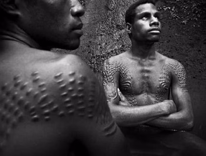 Sau khi nghi lễ kết thúc, vết thương sẽ được các bậc tiền bối lau sạch máu và để lành tự nhiên. Những cơn đau sẽ kéo dài trong nhiều ngày khiến cho các chàng trai khó có thể sinh hoạt như bình thường