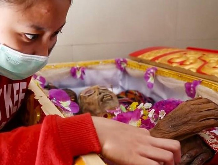 Mỗi nền văn hóa đều có nghi thức chôn cất riêng, tuy nhiên những người Torajan của Indonesia lại giữ xác chết của người quá cố và chung sống với họ trong nhiều năm.