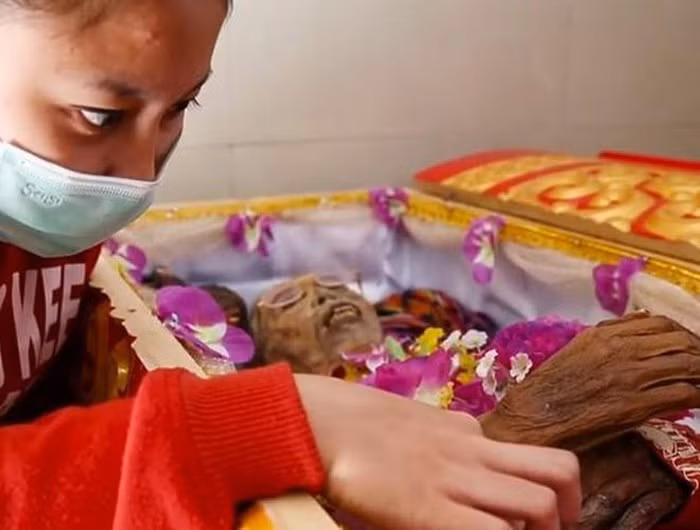 Mỗi nền văn hóa đều có nghi thức chôn cất riêng, tuy nhiên những người Torajan của Indonesia lại giữ xác chết của người quá cố và chung sống với họ trong nhiều năm.