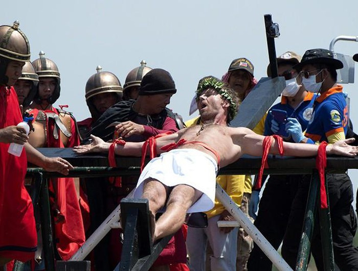 Đóng đinh vào người là một trong những nghi thức quan trọng tại Lễ Phục sinh của người Philippines. Nhiều người trên thế giới đã đổ xô đến đây để được chứng kiến tận mắt cảnh chúa Giêsu bị hành hình được người dân trong làng Cutud, Philippnines tái hiện lại