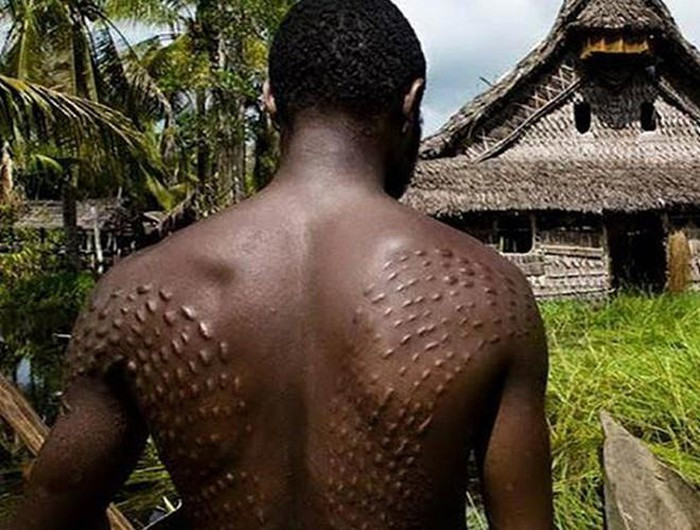 Những người ở đây quan niệm rằng, cơ thể có những họa tiết như lớp da cá sấu sẽ khiến những chàng trai này bớt đi tính trẻ con, khiến họ mạnh mẽ và trưởng thành hơn