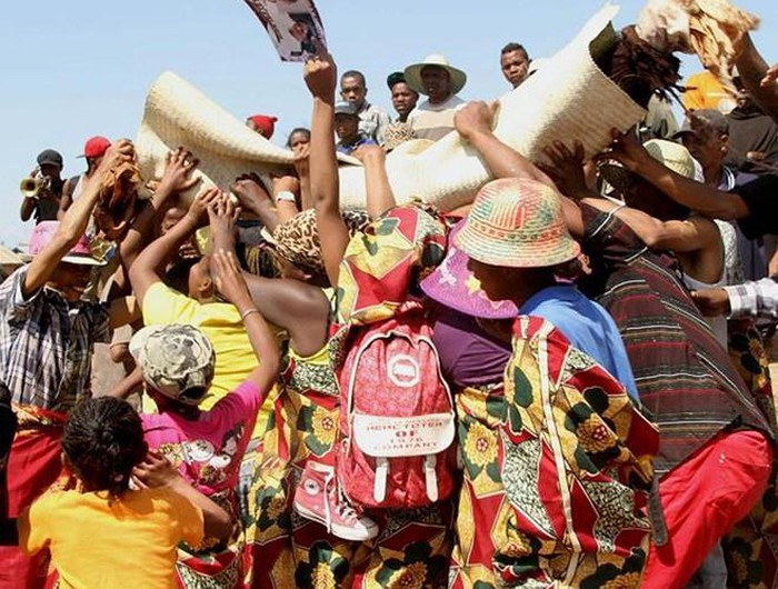 Bộ tộc Merina ở Madagascar có một tập tục độc đáo để thắt chặt tình thân trong gia đình, được gọi là Famadihana. Đây là một nghi lễ tưởng nhớ những người thân đã mất sau 7 năm hoặc lâu hơn tại hầm mộ trong nghĩa trang của gia đình.