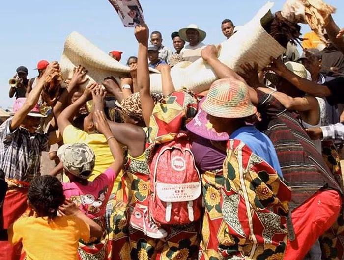 Bộ tộc Merina ở Madagascar có một tập tục độc đáo để thắt chặt tình thân trong gia đình, được gọi là Famadihana. Đây là một nghi lễ tưởng nhớ những người thân đã mất sau 7 năm hoặc lâu hơn tại hầm mộ trong nghĩa trang của gia đình.