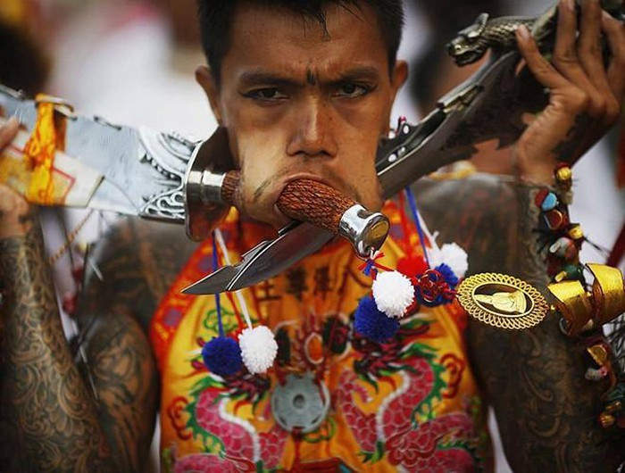 Người dân có thể sử dụng rất nhiều thứ để đâm xuyên qua cơ thể. Số lượng khuyên phụ thuộc vào sức chịu đựng của mỗi người. Mục đích của việc này là xua đuổi ma quỷ và đe dọa những linh hồn tà ác, đồng thời thể hiện niềm tin vào sức mạnh của các vị thần