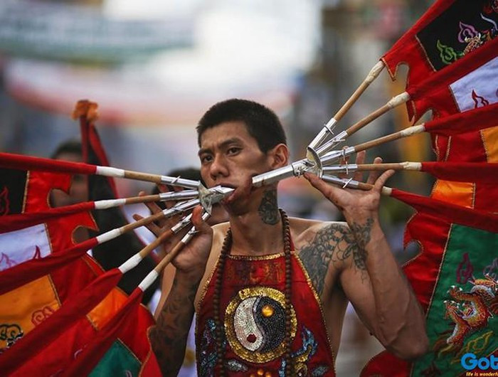 Những người có đủ can đảm làm những điều này thường là đàn ông và họ được gọi là các "mah song". Các tín đồ tin rằng, càng chịu được đau đớn thì họ càng gặp được nhiều may mắn và thành công sau này