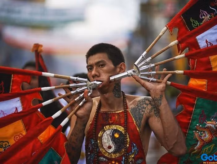 Những người có đủ can đảm làm những điều này thường là đàn ông và họ được gọi là các "mah song". Các tín đồ tin rằng, càng chịu được đau đớn thì họ càng gặp được nhiều may mắn và thành công sau này