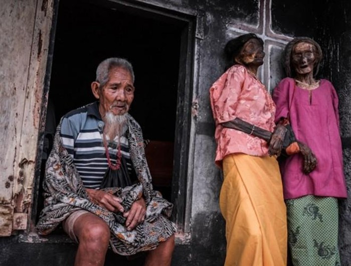 Tại đây, người chết vẫn được người nhà đối xử như khi họ còn sống. Hàng ngày vẫn có người mang đồ ăn, nước uống đặt gần thi thể. Người Torajan tin rằng, người chết vẫn biết và sẽ giận dữ nếu không được con cháu trong nhà chăm sóc chu đáo.