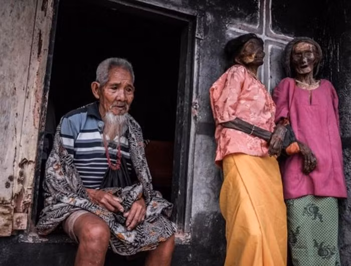 Tại đây, người chết vẫn được người nhà đối xử như khi họ còn sống. Hàng ngày vẫn có người mang đồ ăn, nước uống đặt gần thi thể. Người Torajan tin rằng, người chết vẫn biết và sẽ giận dữ nếu không được con cháu trong nhà chăm sóc chu đáo.