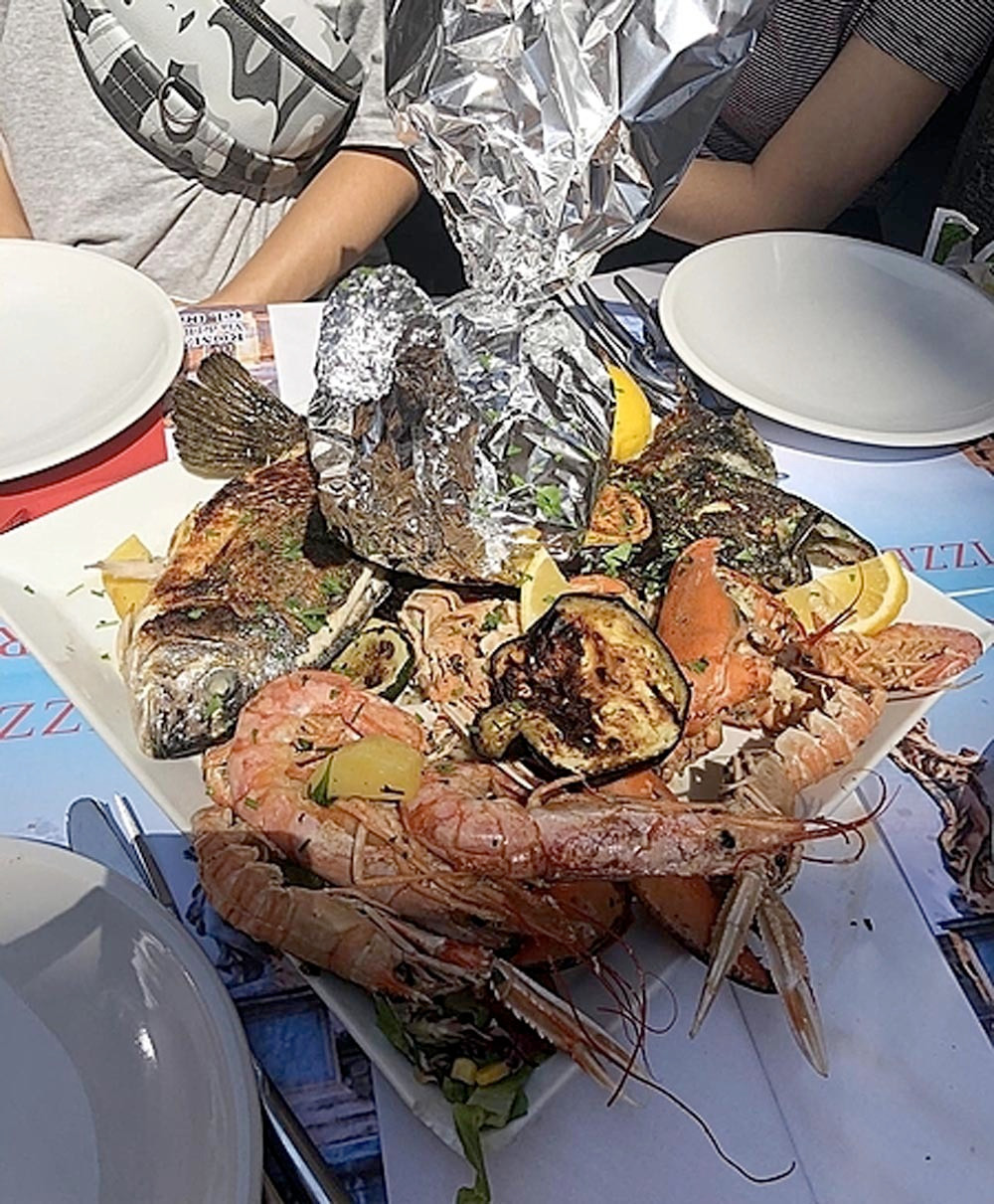 Thu 1 lang , khach Viet bi nha hang doi tra tien gan 5 kg hai san-Hinh-3