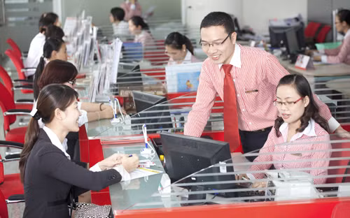 Báo cáo tài chính hợp nhất quý I/2017 cho thấy ngân hàng này chi 606 tỷ đồng để chi lương và phụ cấp cho nhân viên. Ảnh: Internet.