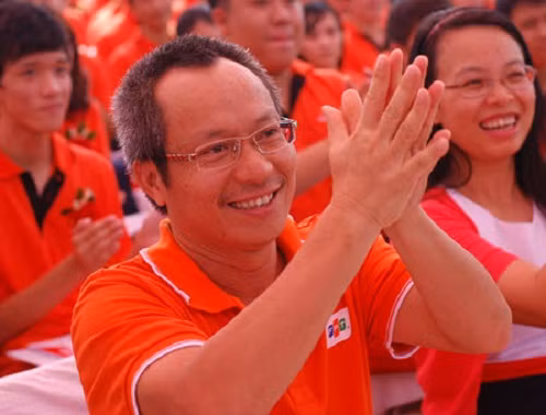 Cuối năm 2006, trong "cơn cuồng điên" của thị trường chứng khoán Việt Nam, chỉ sau một đêm, rất nhiều người tại FPT, trong đó có ông Nguyễn Khắc Thành đã trở thành triệu phú đôla. Vào lúc cao điểm, số tài sản bằng cổ phiếu FPT của ông Thành trị giá khoảng 40 triệu USD. Ảnh: NĐT.