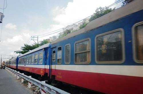 TP HCM: Sa lan dam lech duong sat, cac doan tau te liet-Hinh-2