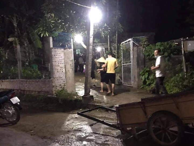 Deo tai nghe khi sac dien thoai, chau be bi dien giat tu vong